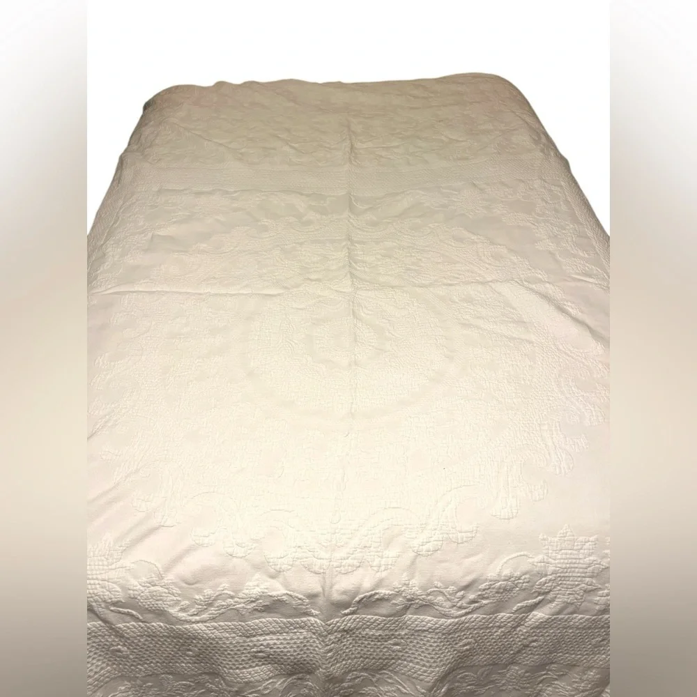 Vintage Bates Queen Elizabeth Bedspread White Cotton Matelasse Loomed Comforter